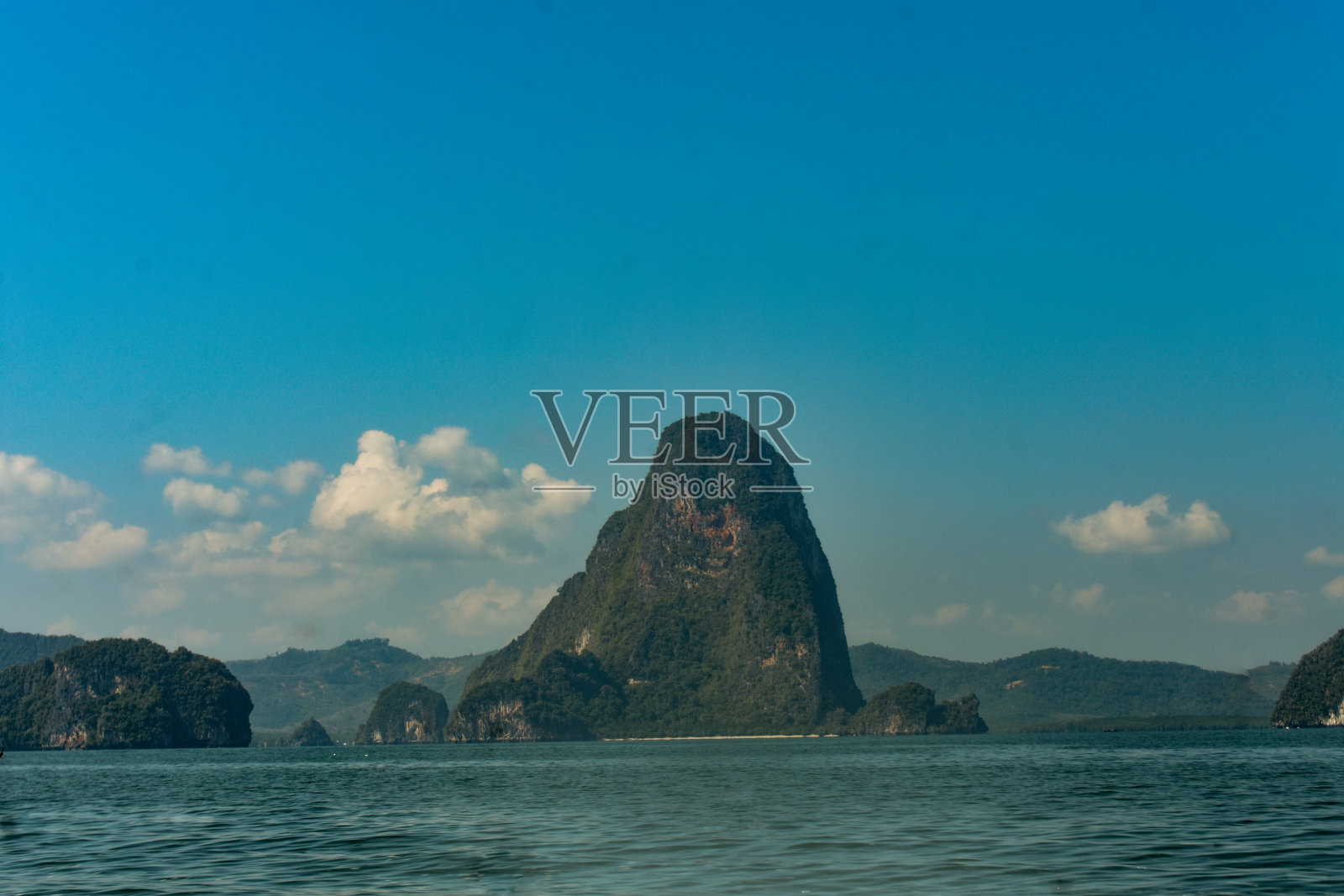 泰国攀牙湾一座岛上的石灰岩悬崖。照片摄影图片