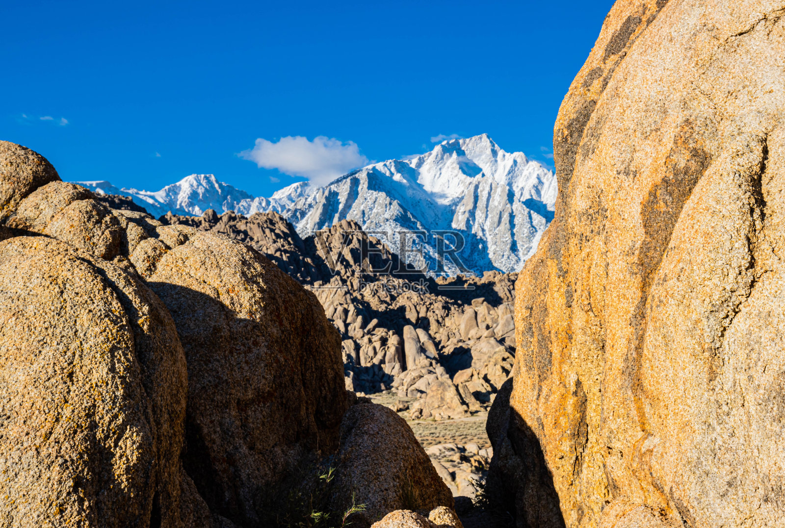 阿拉巴马山与惠特尼山和白雪覆盖的内华达山脉照片摄影图片