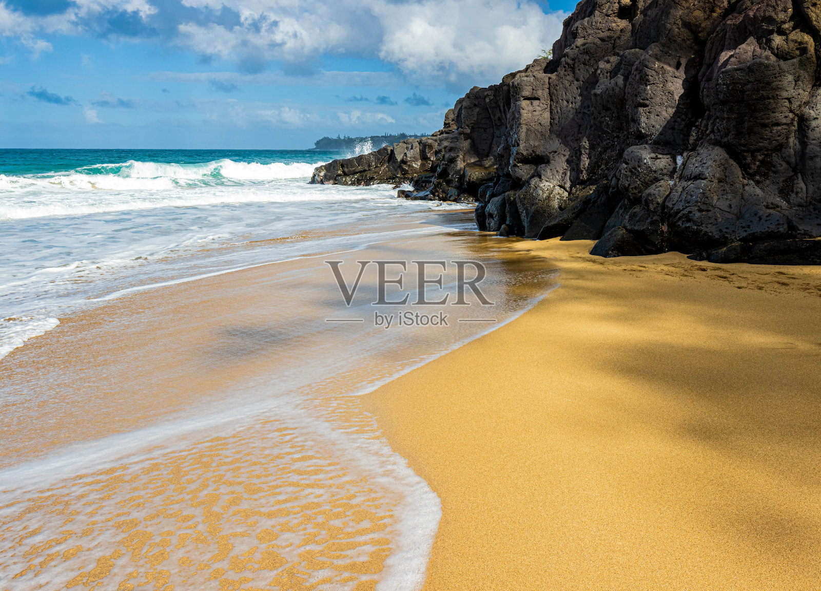 海浪冲刷着卡哈拉哈拉海滩的熔岩悬崖照片摄影图片