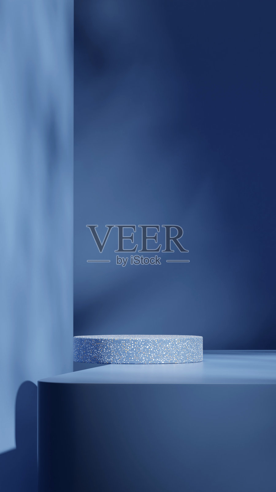 水磨石圆柱体裙楼在人像蓝色墙面上，三维渲染空白空间照片摄影图片