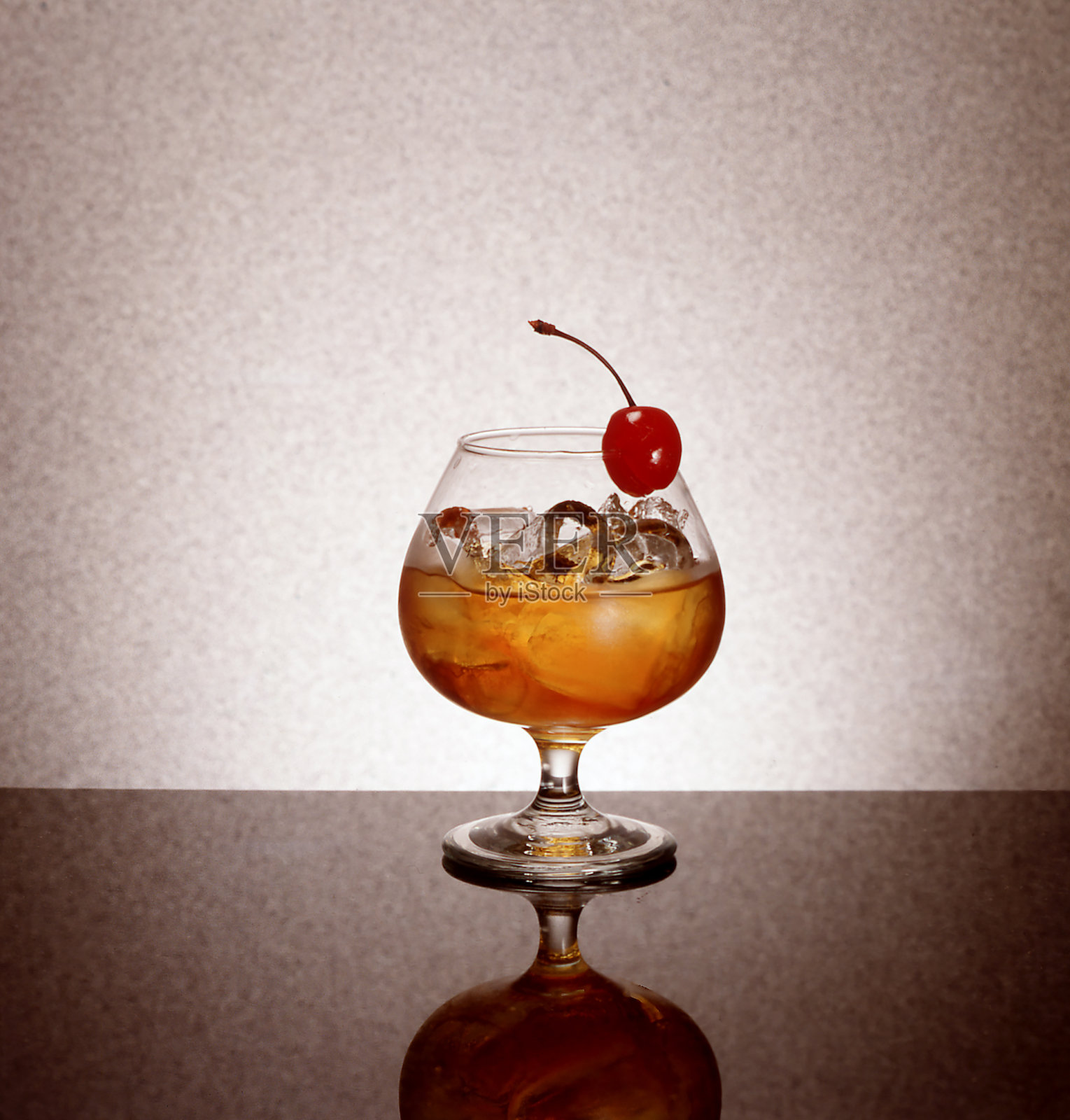 用白兰地风格的短茎球茎杯盛装的酒精鸡尾酒照片摄影图片