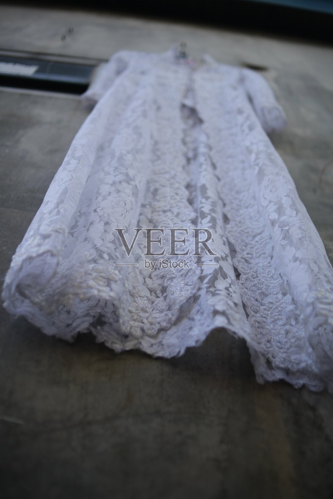 新娘的礼服挂在墙上照片摄影图片