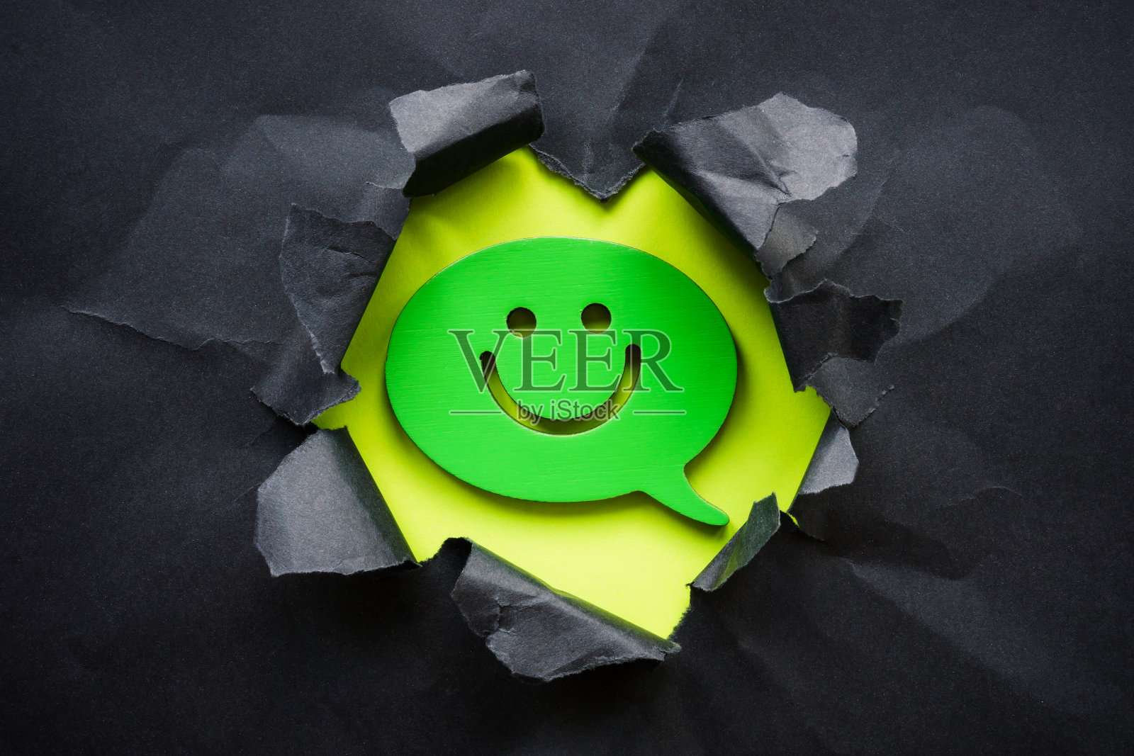 适应力和积极思考。正面的评论和撕烂的黑纸。照片摄影图片