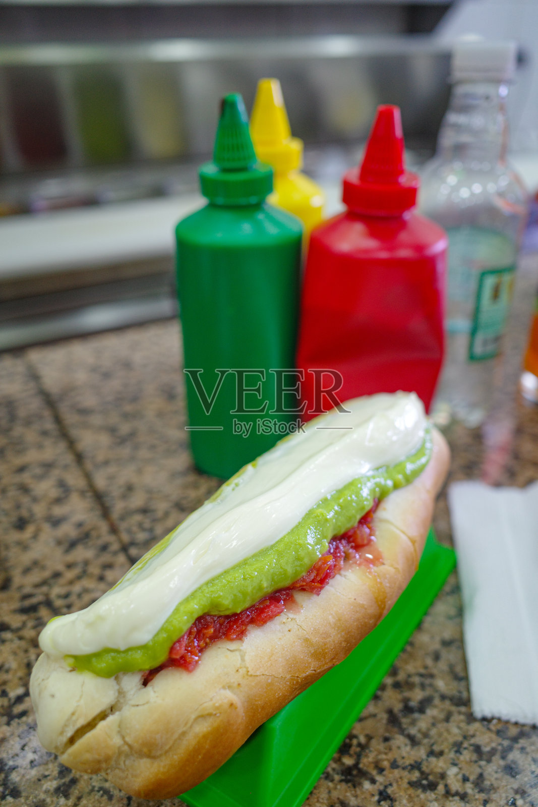 2023年11月26日，智利圣地亚哥:圣地亚哥阿玛斯广场的一家小吃摊贩出售传统的热狗照片摄影图片