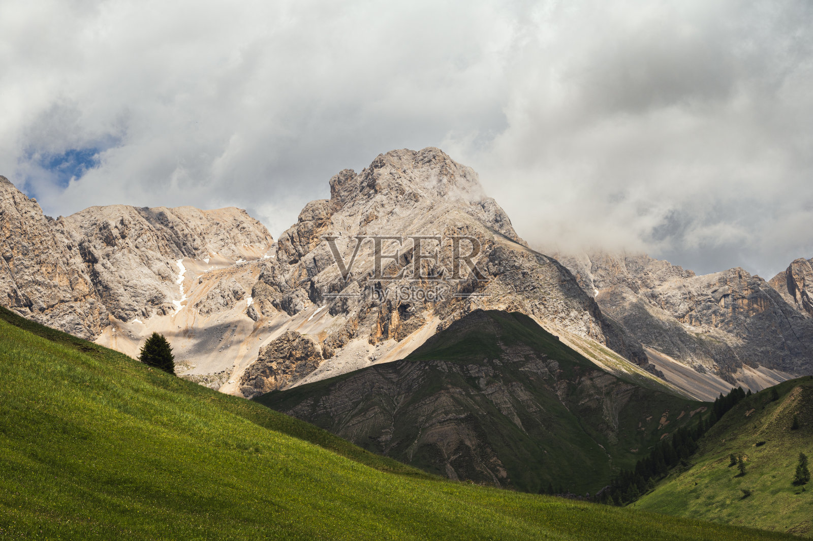 意大利法萨山谷白云石山脉内部的山地景观照片摄影图片