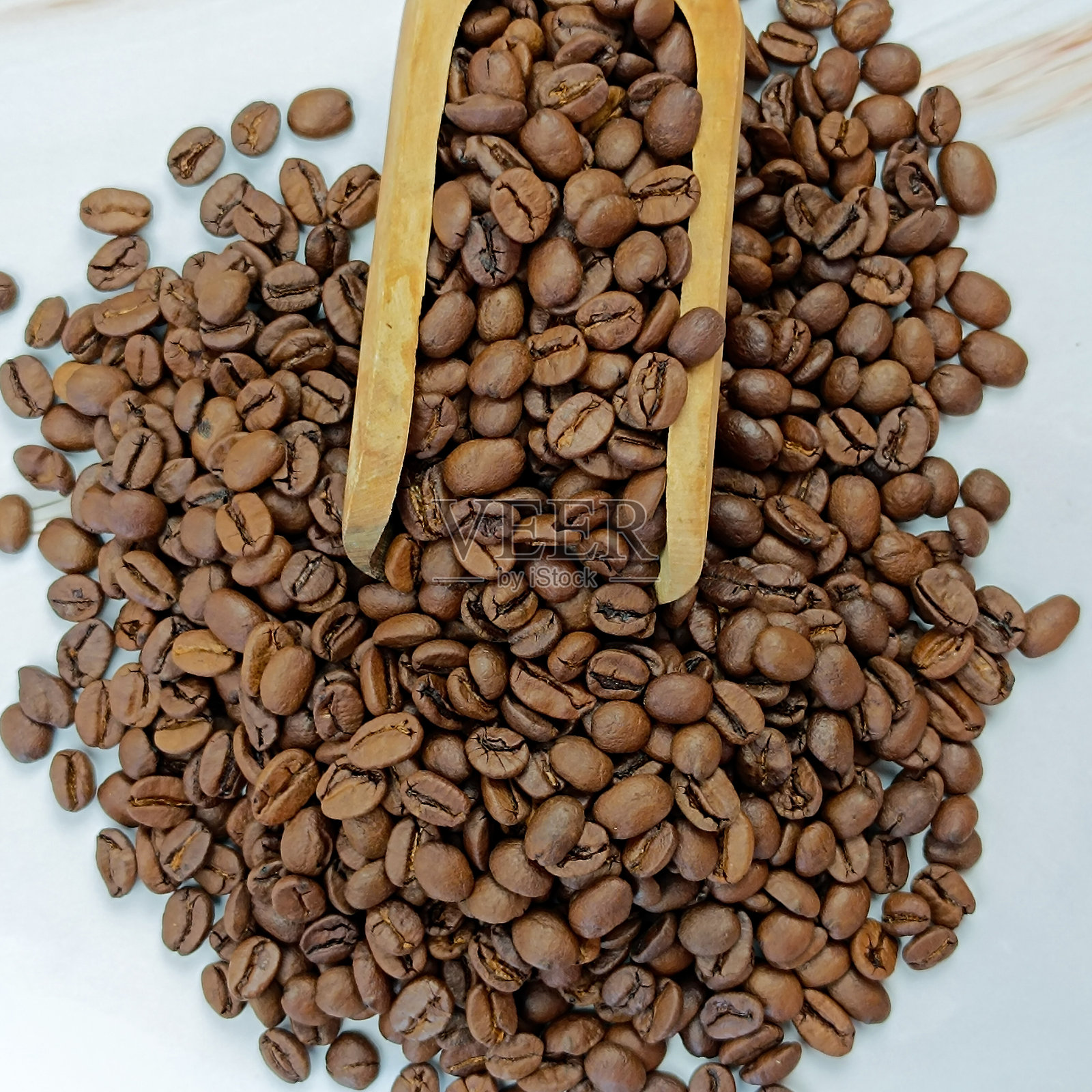 木勺里装满了咖啡豆，特写照片摄影图片
