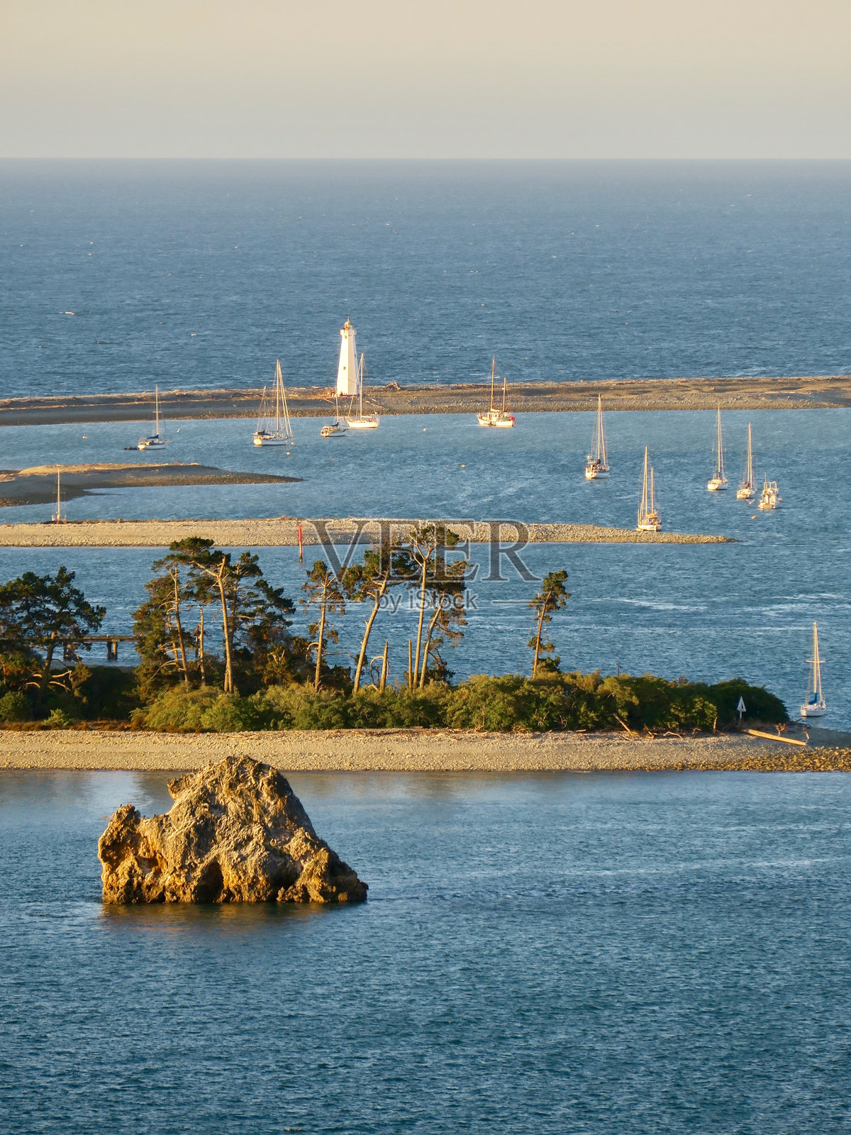 塔斯曼湾的岩石和灯塔照片摄影图片