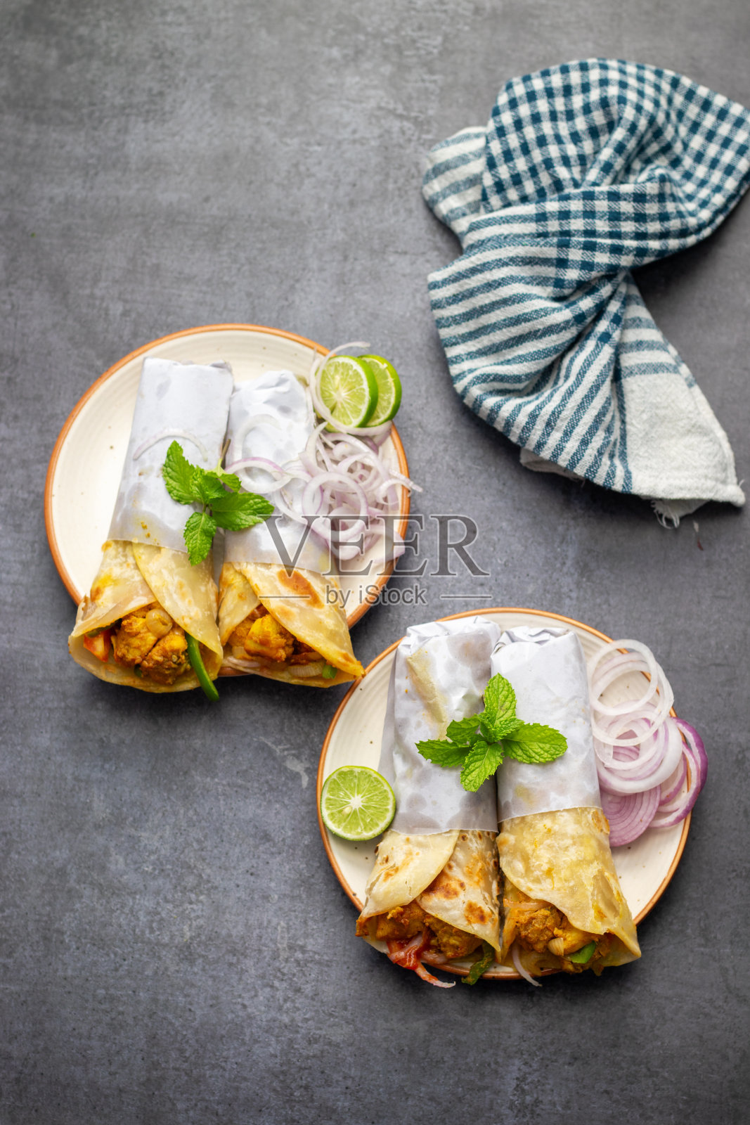 印度流行食品“鸡肉卷”的选择性焦点。照片摄影图片