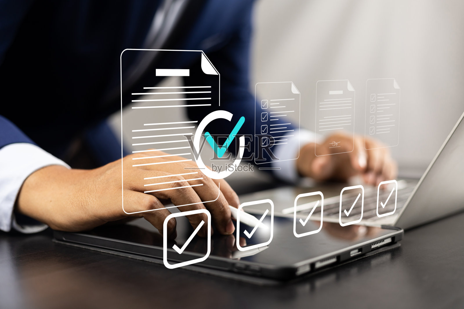 企业绩效监测与评估的概念，采取评估，企业人员使用笔记本电脑和平板电脑在线检查表调查，填写数字检查表，问卷带复选框。照片摄影图片