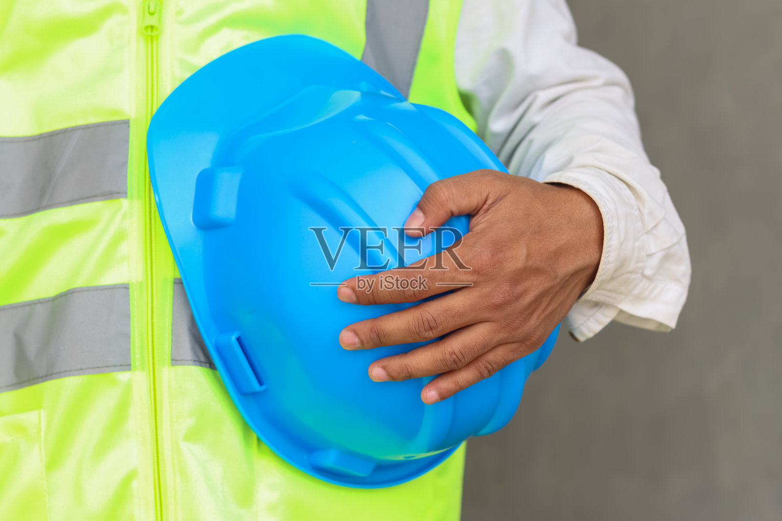 施工工程师手持蓝色安全安全帽头盔戴腰成本照片摄影图片