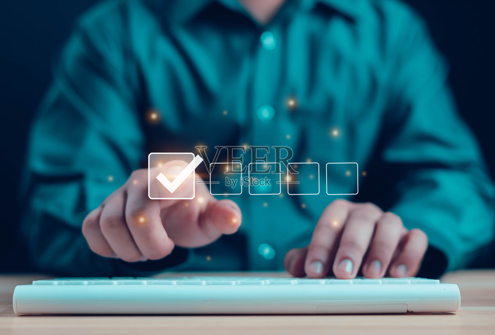 手工检查检查表，填写在线调查表格。文件管理系统，评估表格，问卷调查，清单照片摄影图片