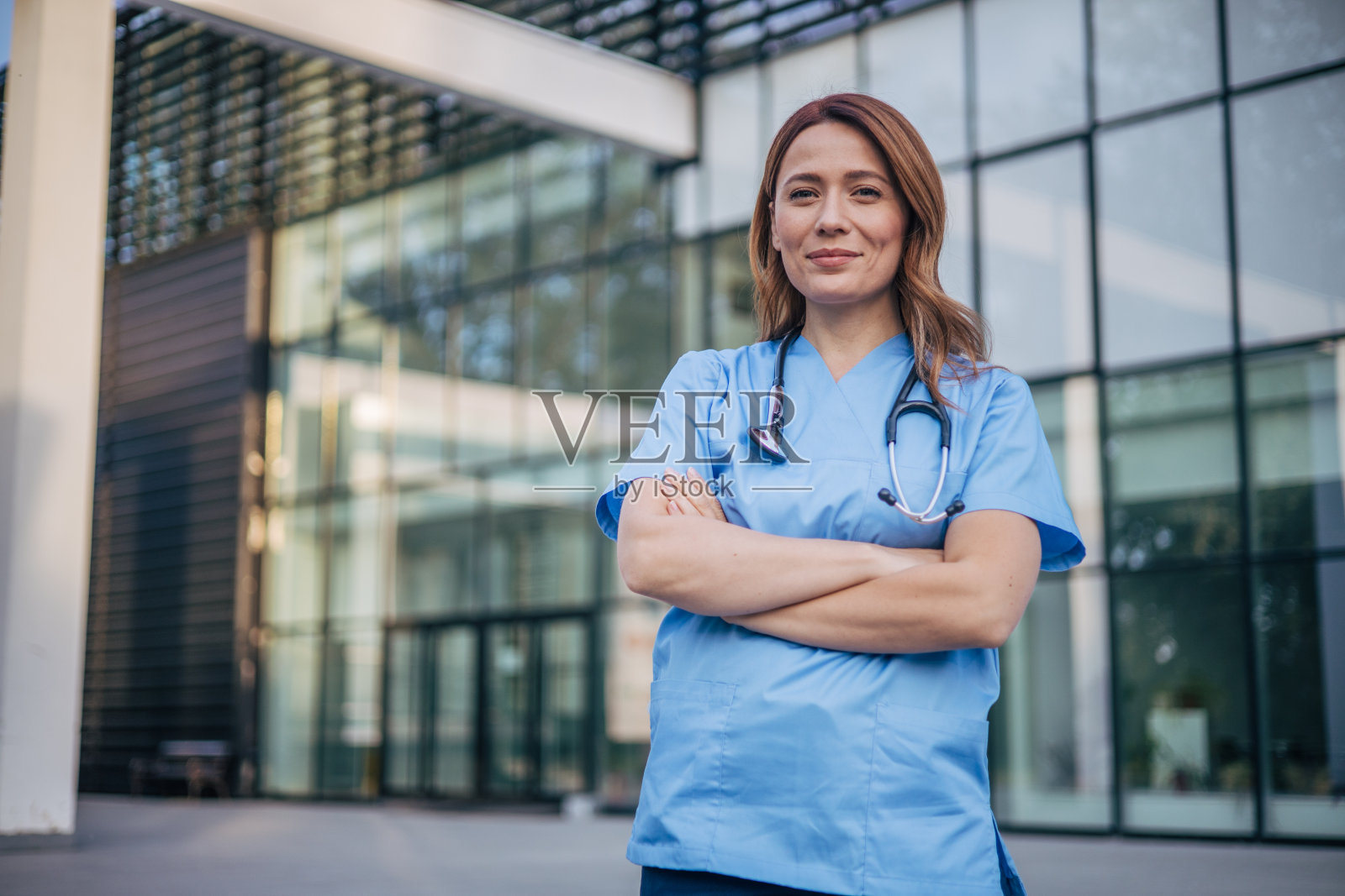 一位美丽的成年女医生的肖像照片摄影图片