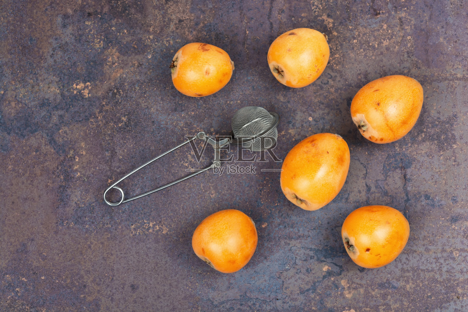 桌上有枸杞或梨汁。照片摄影图片