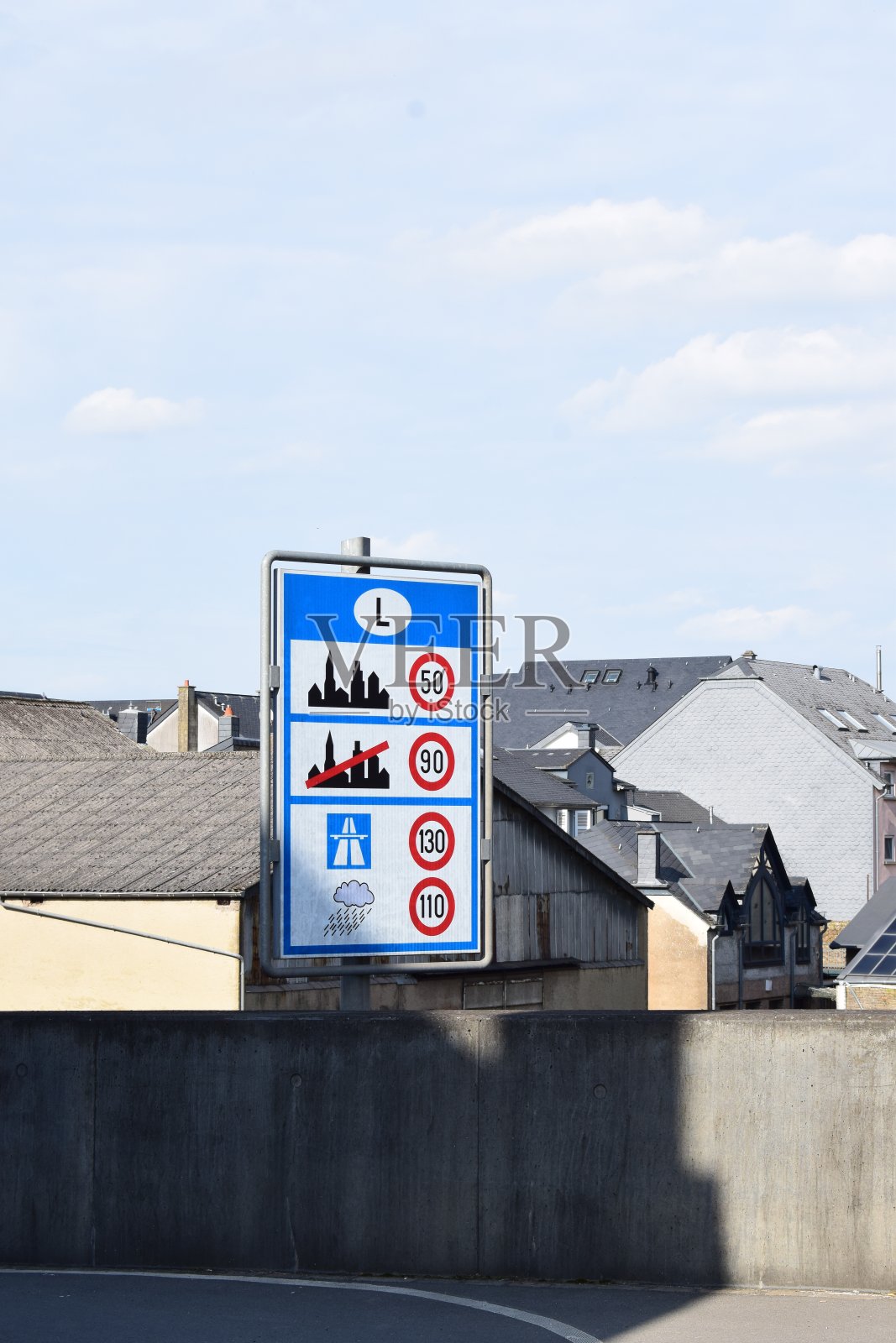 卢森堡的限速标志照片摄影图片