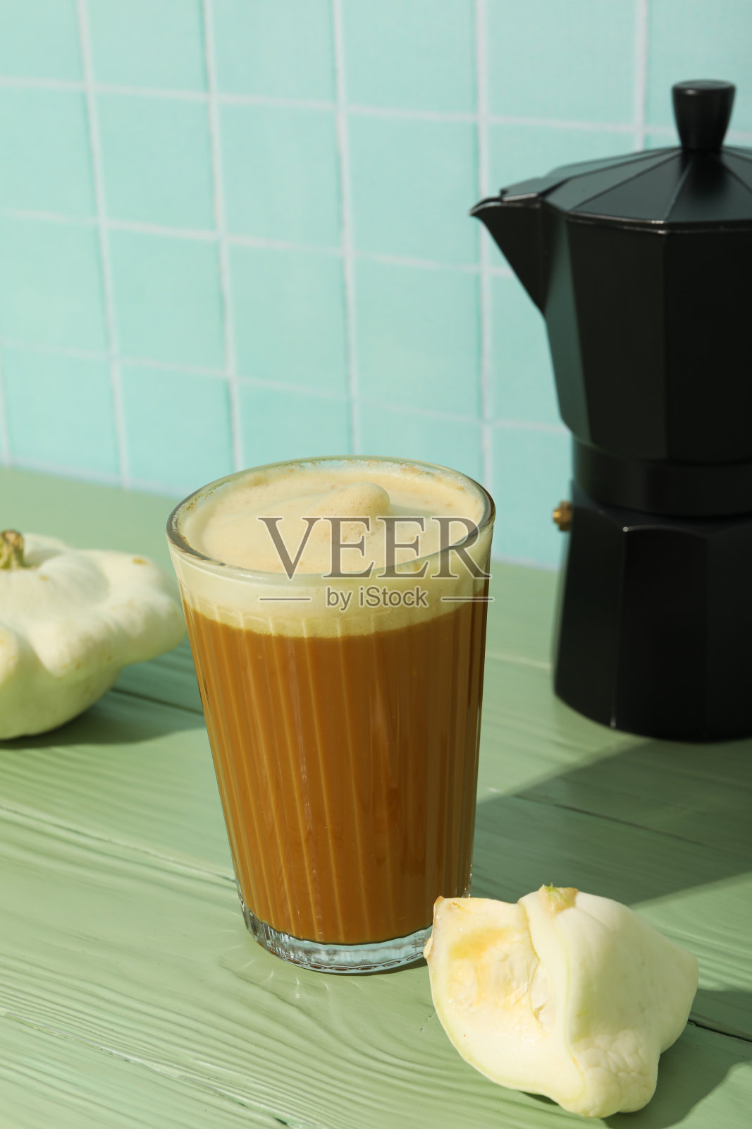 南瓜咖啡，西葫芦和咖啡机在蓝色背景照片摄影图片