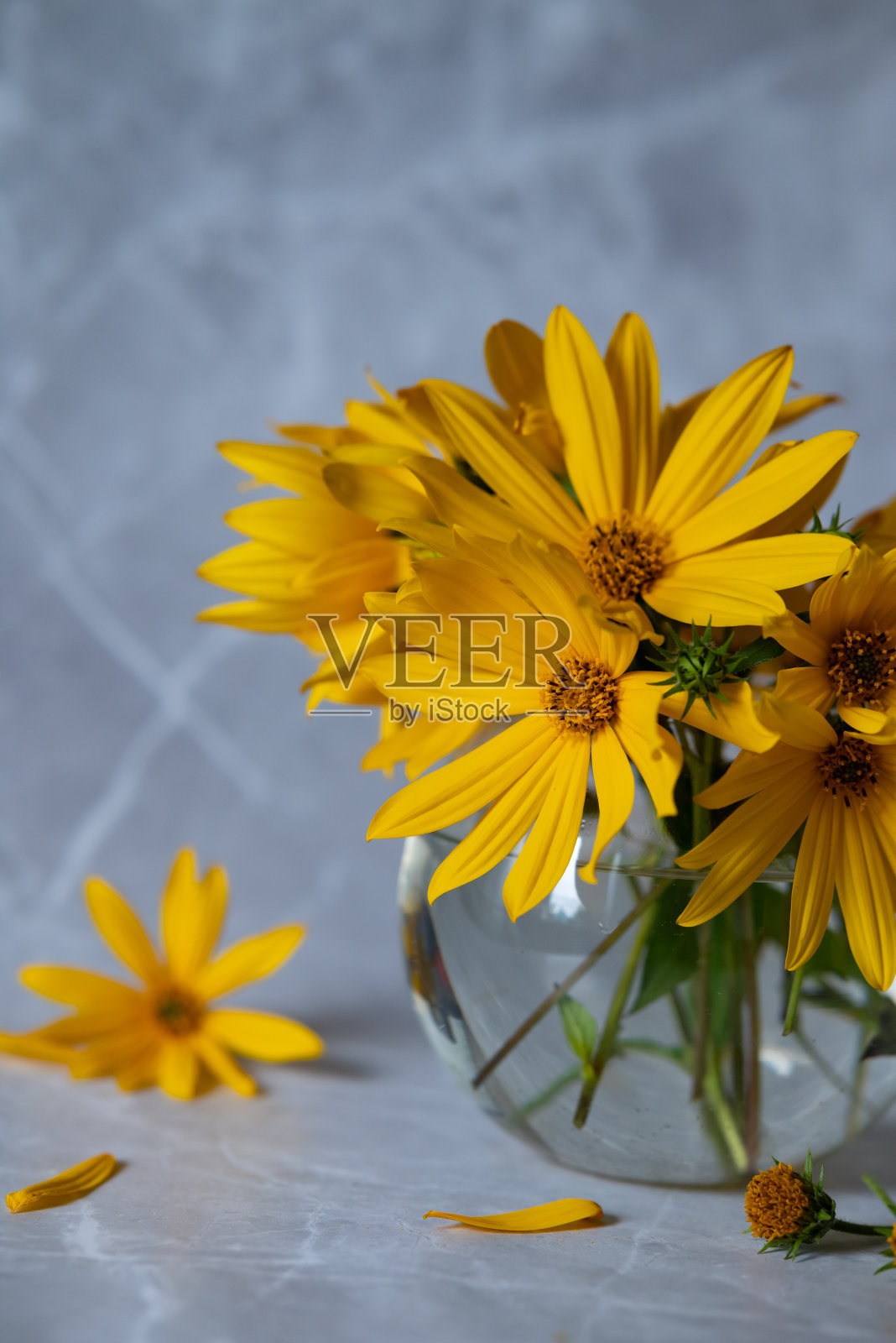 窗台上放着一束漂亮的黄花、一副眼镜和一本书。母亲的一天。的婚礼。明信片。照片摄影图片