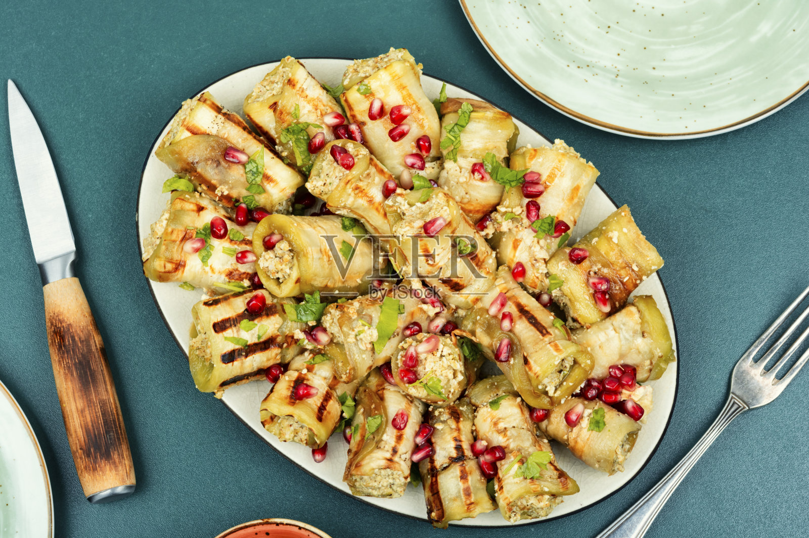 烤茄子卷。照片摄影图片