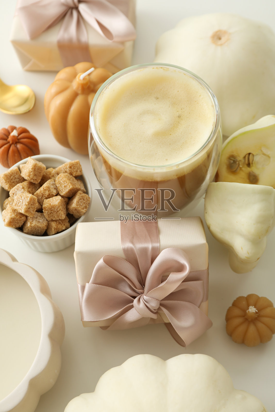 南瓜咖啡、礼品盒和白色背景的西葫芦照片摄影图片