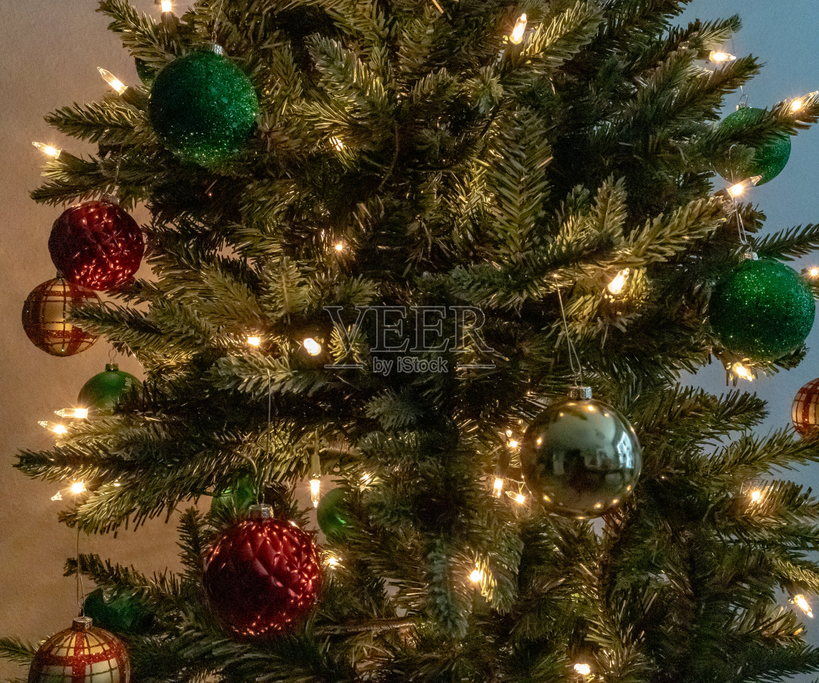 广角视角的圣诞树与灯和装饰品照片摄影图片