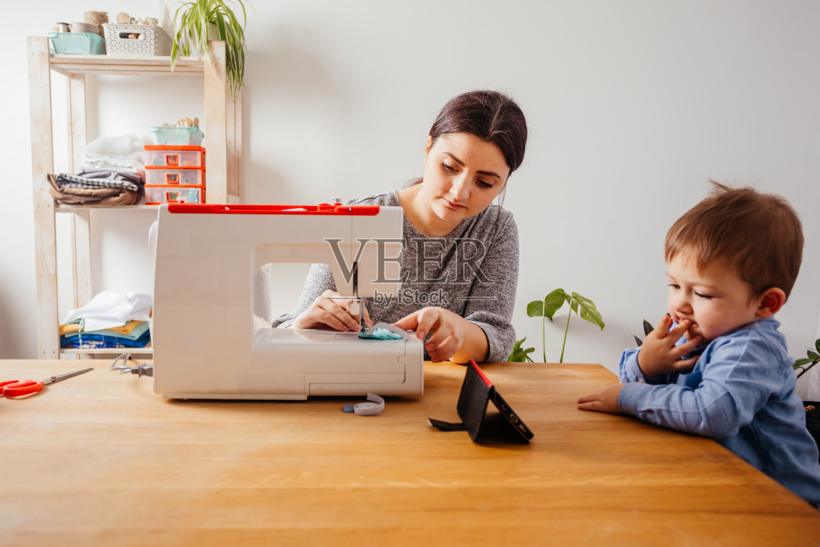 桌上的朋友和儿子照片摄影图片