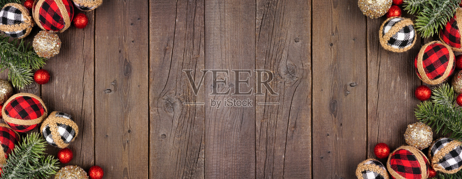 圣诞双边框的红，黑，白格子装饰在一个深色的木横幅背景照片摄影图片