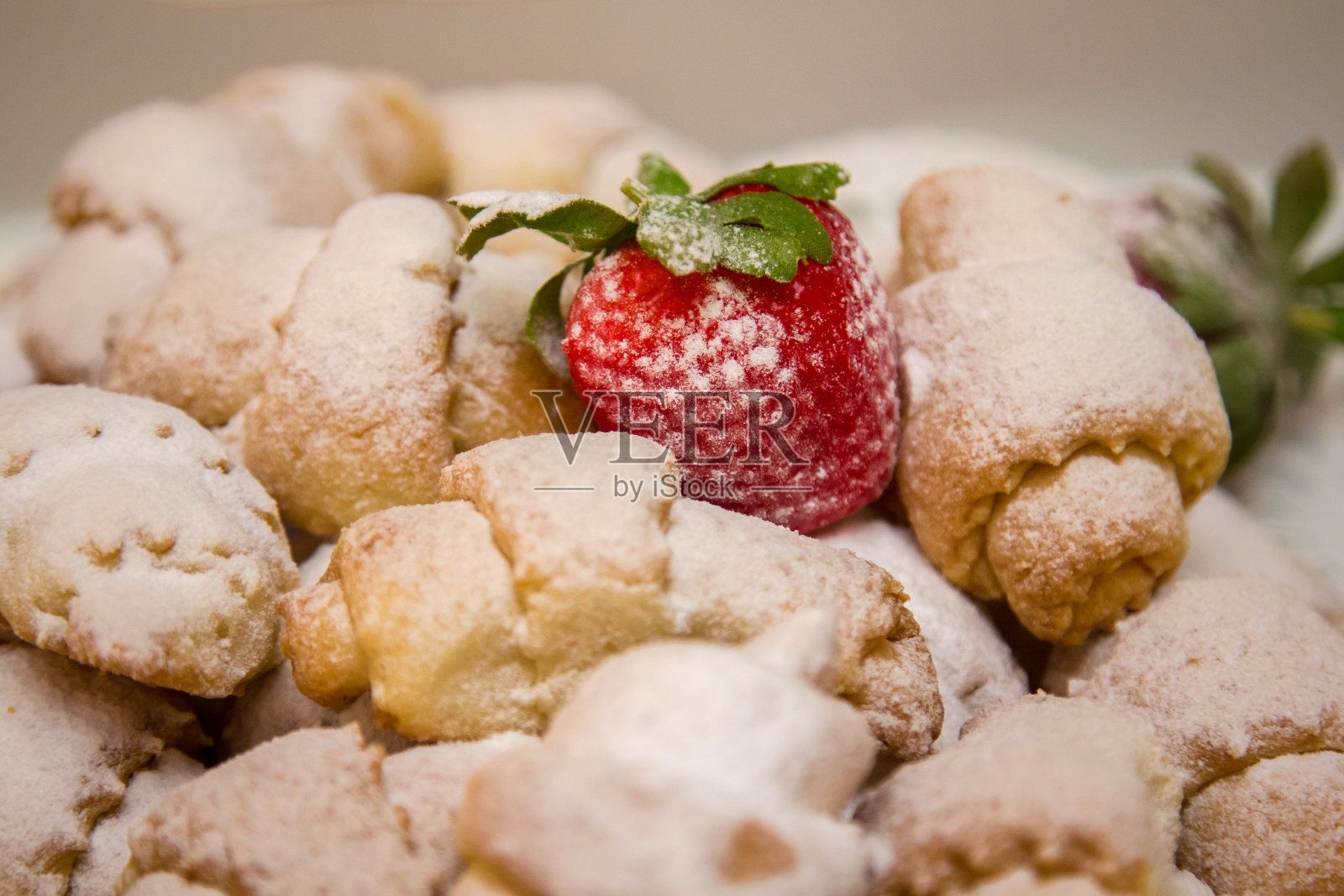 白色盘子里的草莓饼干和糖粉。有选择性的重点。照片摄影图片