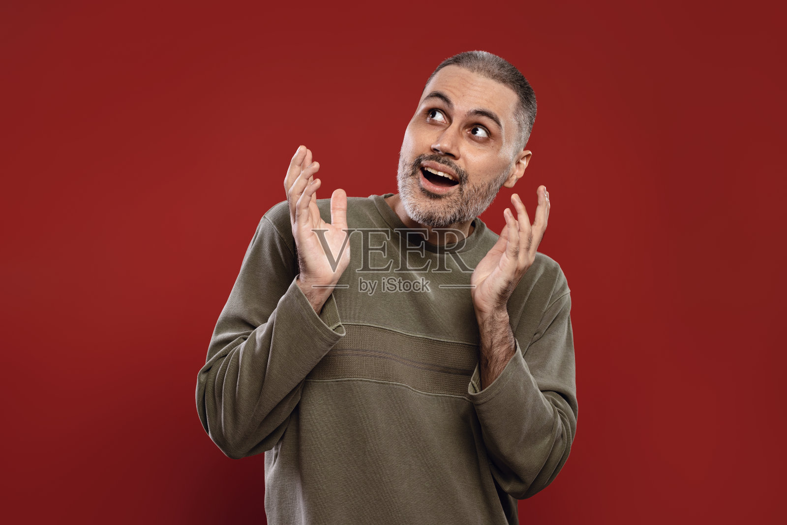 张着嘴，双手放在脸的高度并张开的男人照片摄影图片