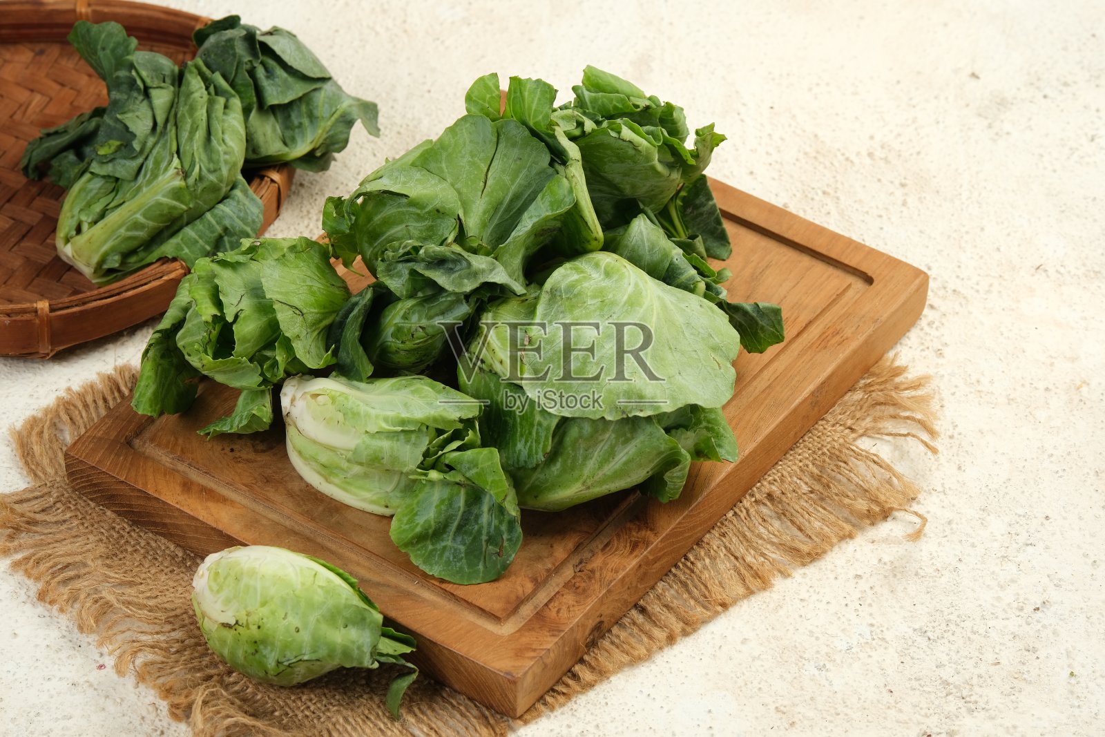 小卷心菜或茜草或茄子，营养迷你绿色卷心菜。照片摄影图片