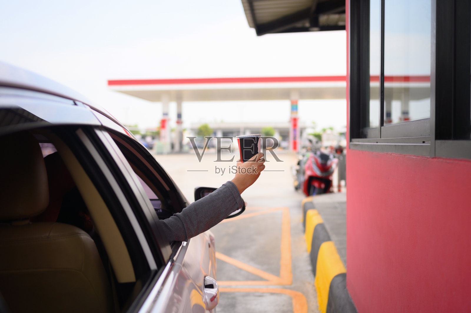 男人们从得来速柜台买食物，然后带到家里或办公室里吃。照片摄影图片