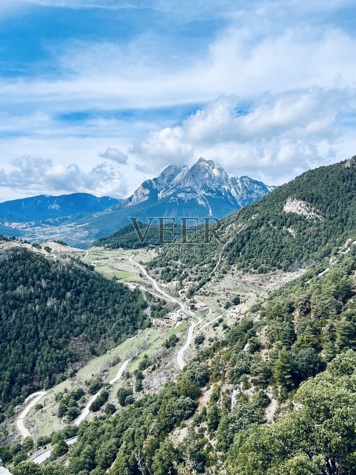 从Gisclareny的视角看Pedraforca山照片摄影图片