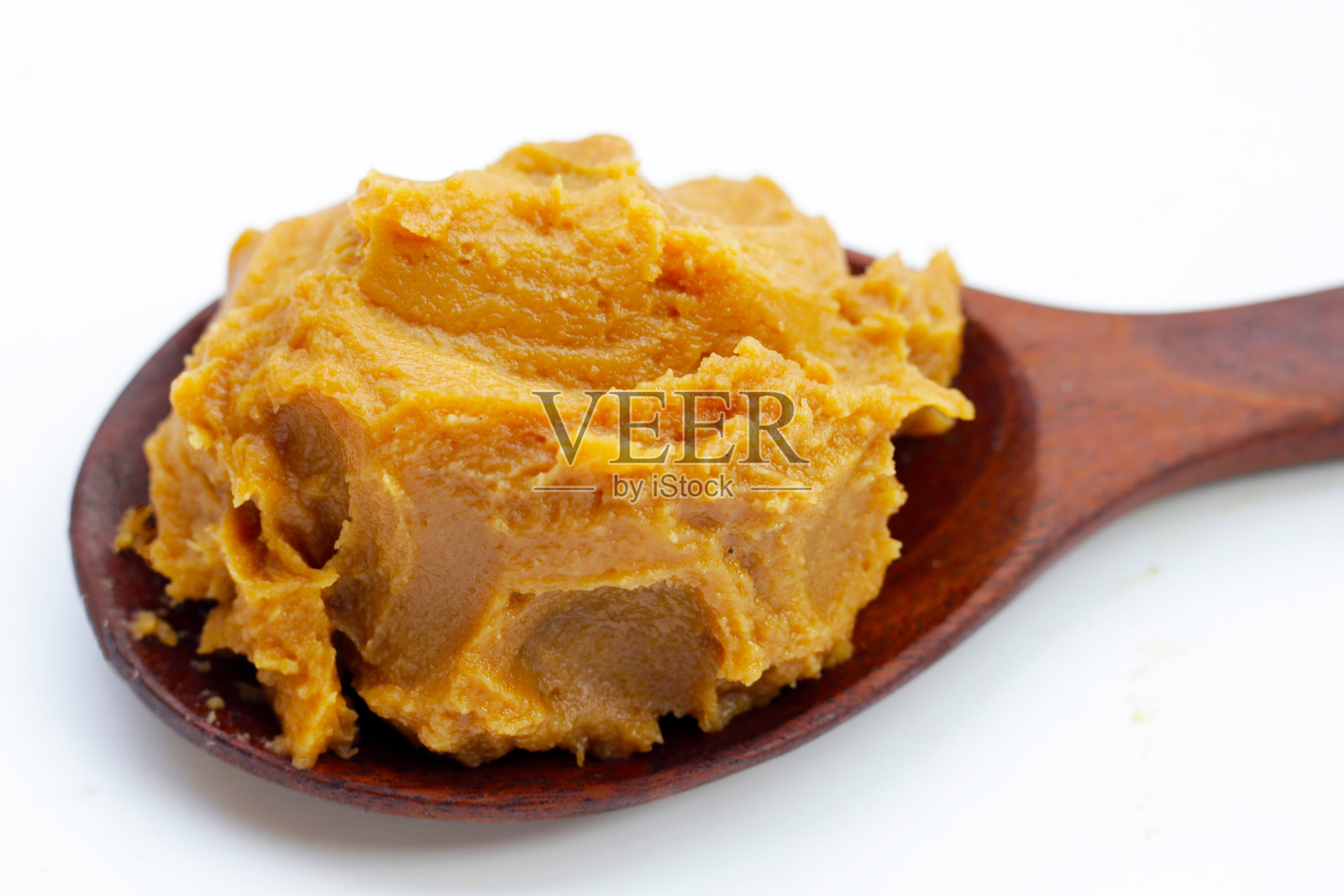 白色背景的日本味噌酱。照片摄影图片