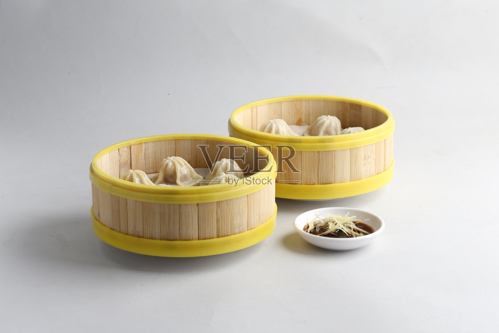 手工蒸上海小笼包猪肉小笼包白桌子上的竹篮小笼包快餐亚洲小吃点心清真食品开胃菜酒店餐厅宴会菜咖啡馆菜单照片摄影图片