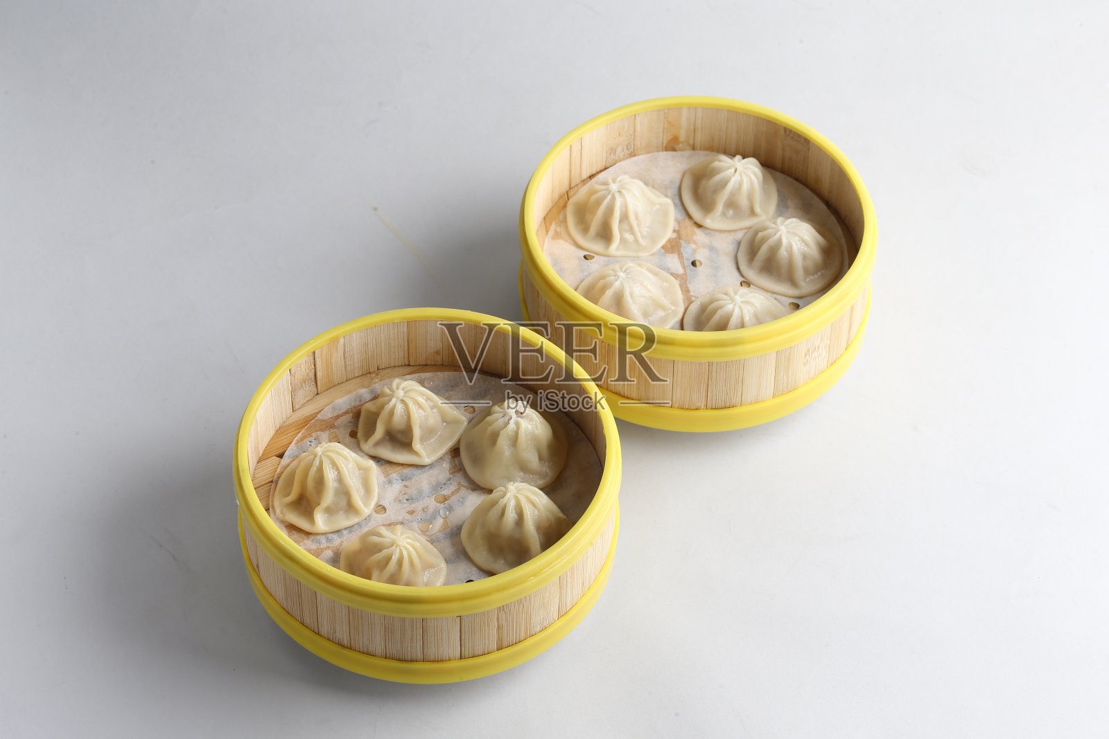 手工蒸上海小笼包猪肉小笼包白桌子上的竹篮小笼包快餐亚洲小吃点心清真食品开胃菜酒店餐厅宴会菜咖啡馆菜单照片摄影图片