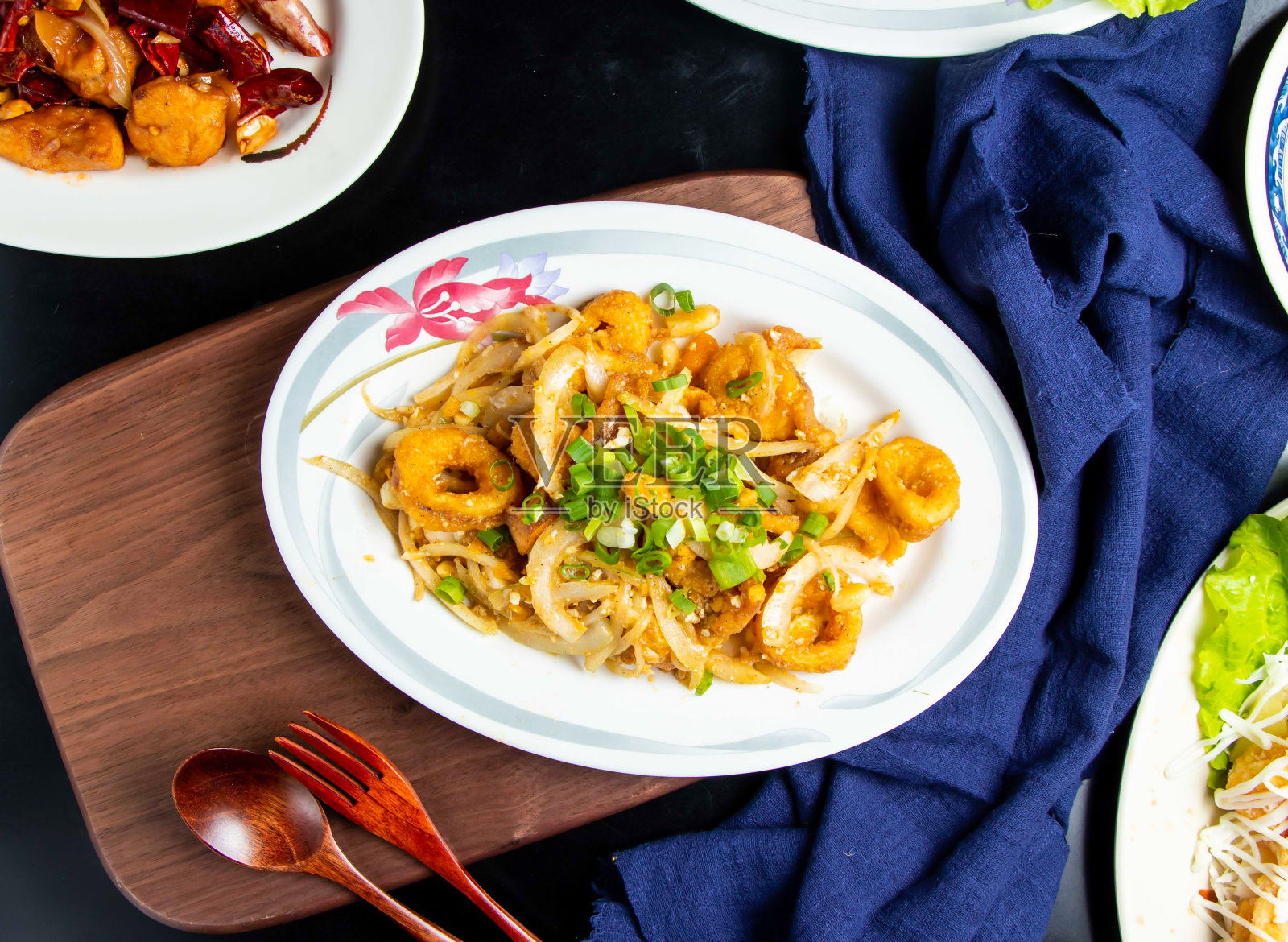 沙卷食物用勺子和叉子盛在盘子里，隔离在木板上，台湾食物的俯视图照片摄影图片