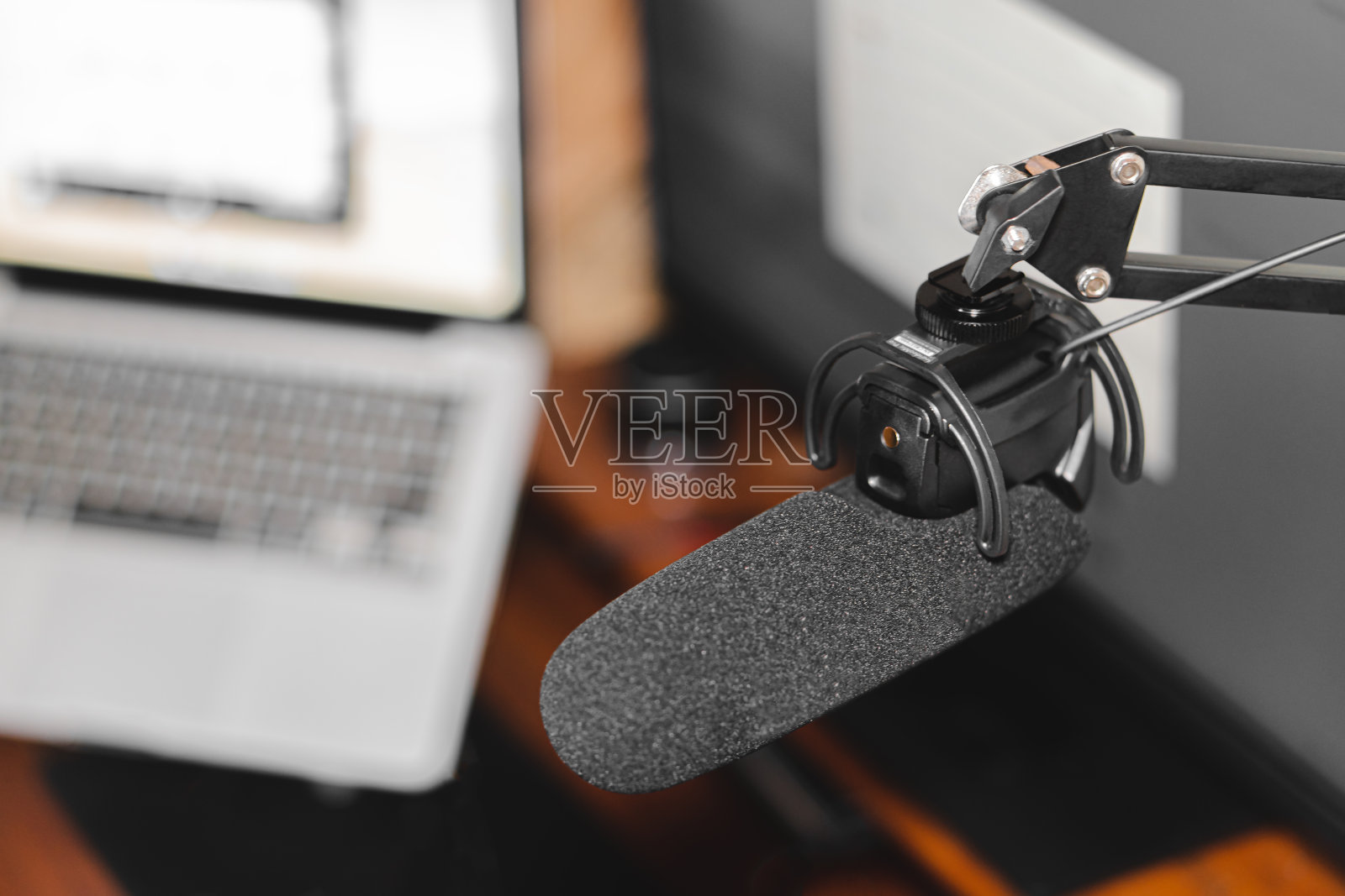 家庭工作室播客室内。麦克风特写照片摄影图片