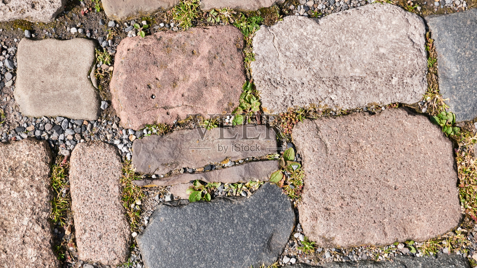 中世纪鹅卵石街的背景，近景。照片摄影图片
