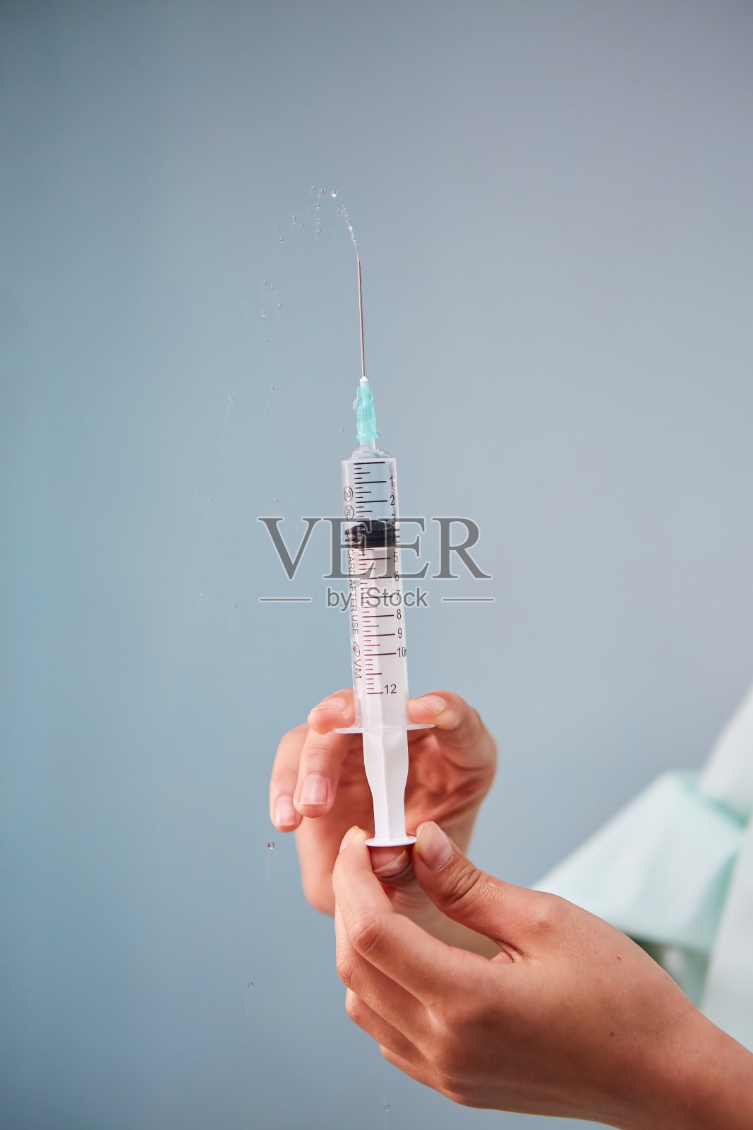 医生手持药物注射器，疫苗接种概念照片摄影图片