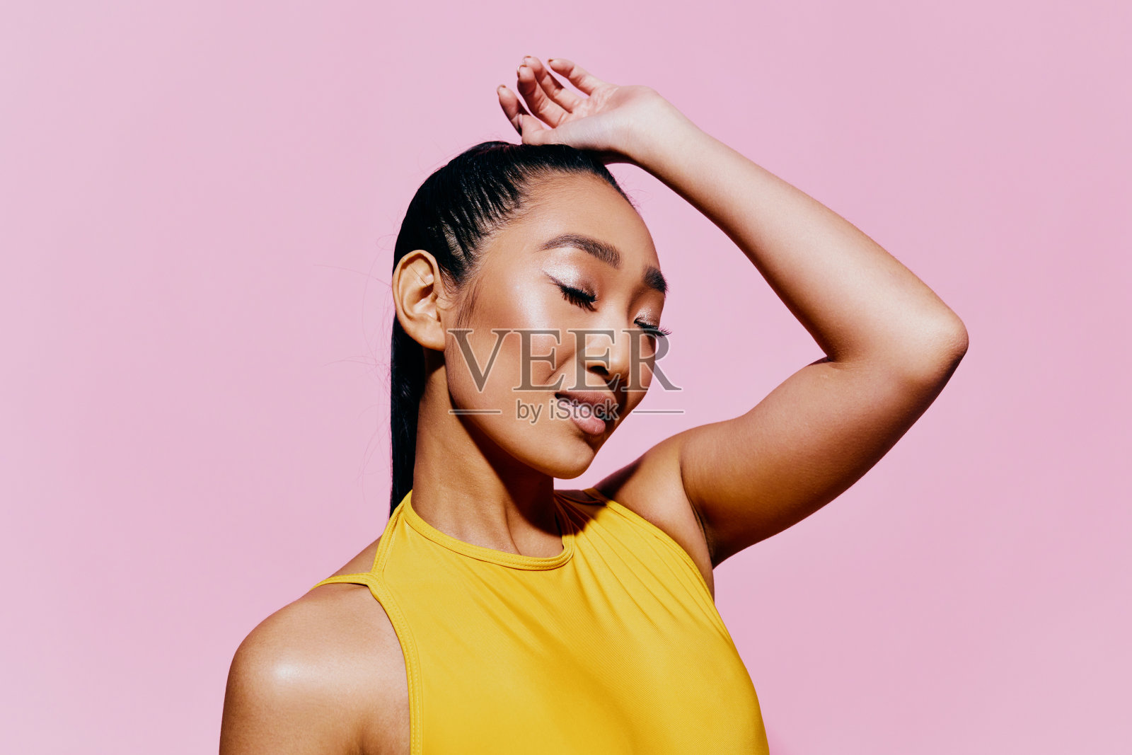 美女时尚泳装微笑时髦肖像黄照片摄影图片