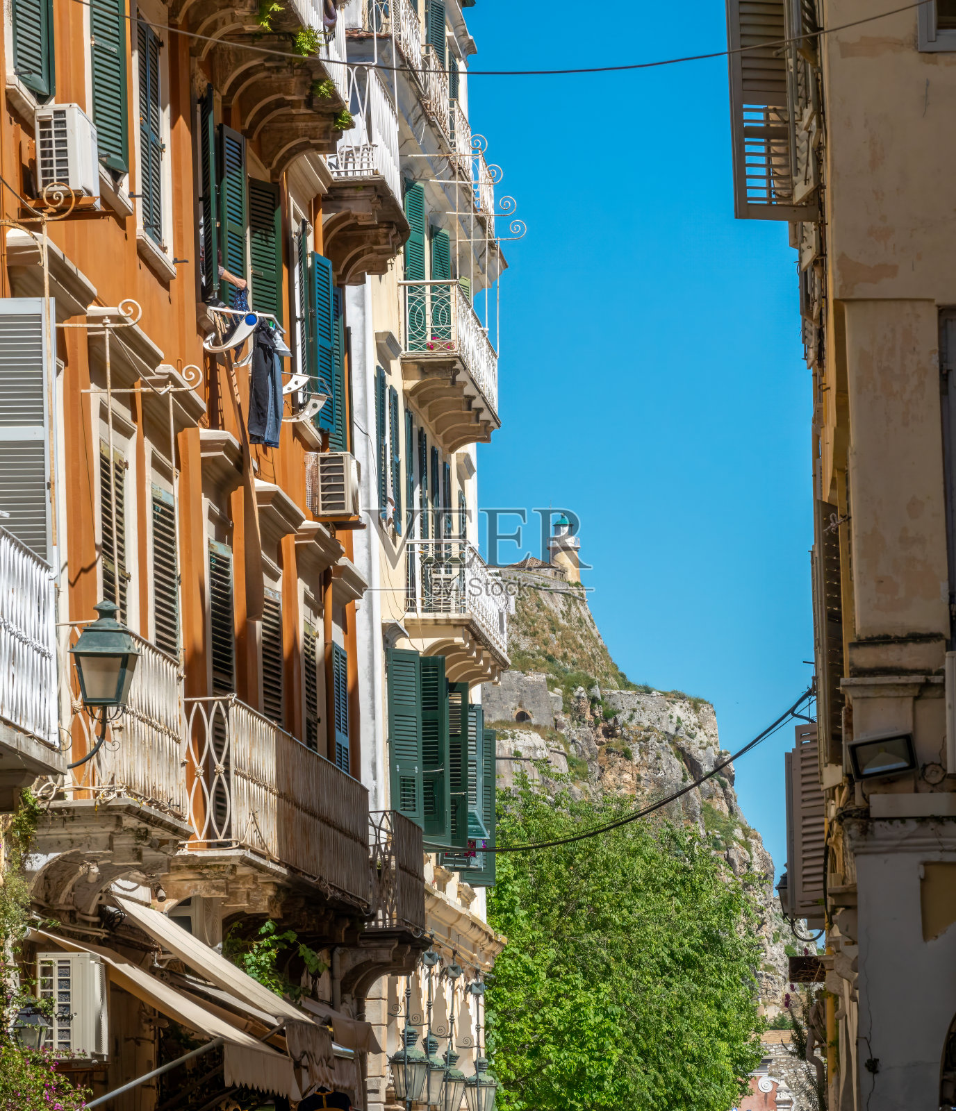 希腊爱奥尼亚群岛科孚(Kerkyra)老城中心狭窄的街道照片摄影图片