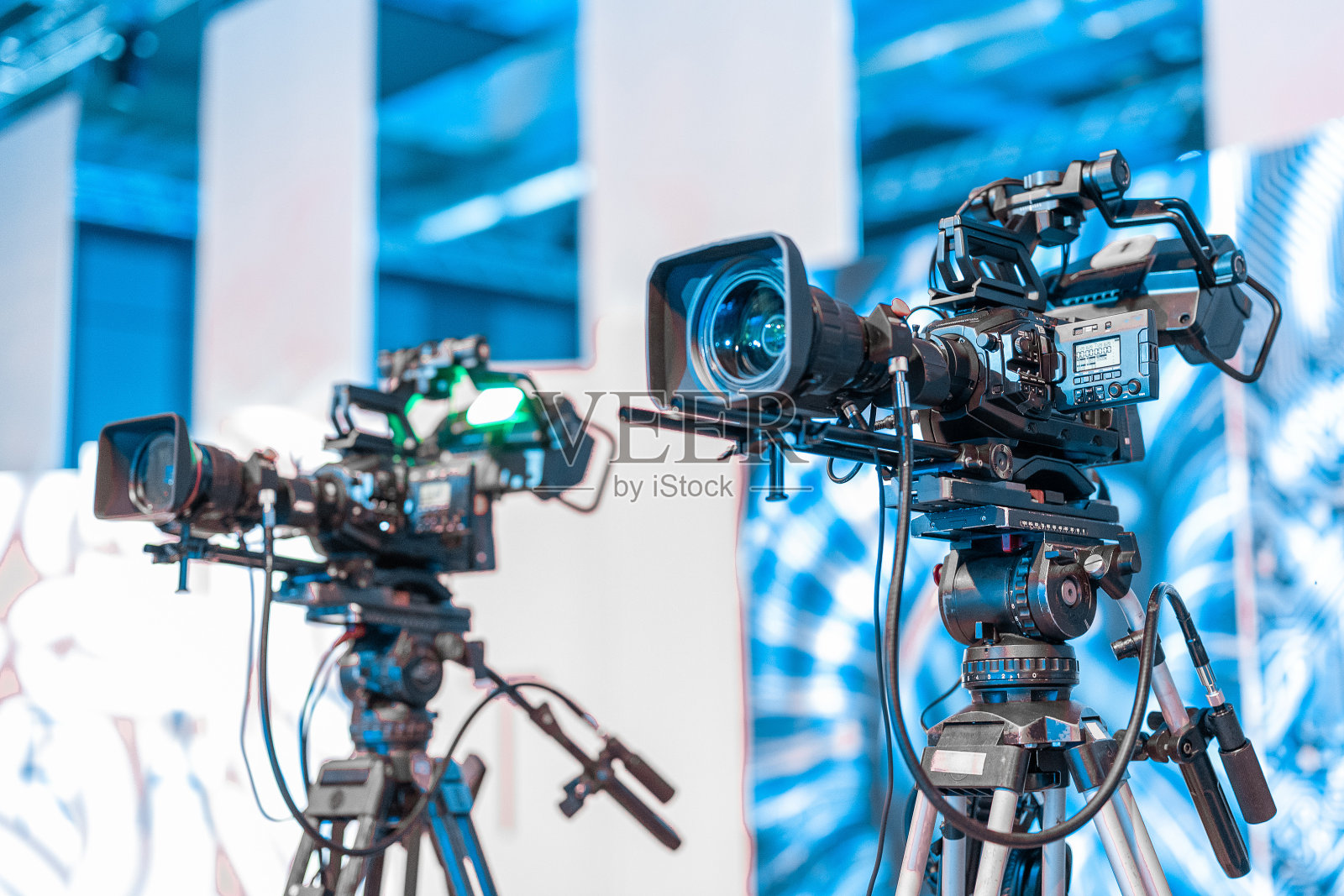 三脚架上的现代4K广播摄像机。大型摄像机安装在展台上的会议或活动直播流准备，专业视频流。照片摄影图片