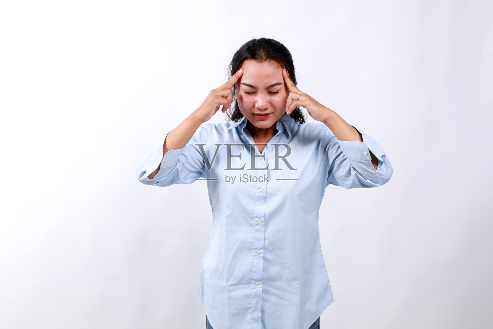 沮丧的亚洲妇女，摸着她的头，指着额头，站着，闭着眼睛，关心的脸，头痛，思考，试图记住。孤立在白色背景上。照片摄影图片