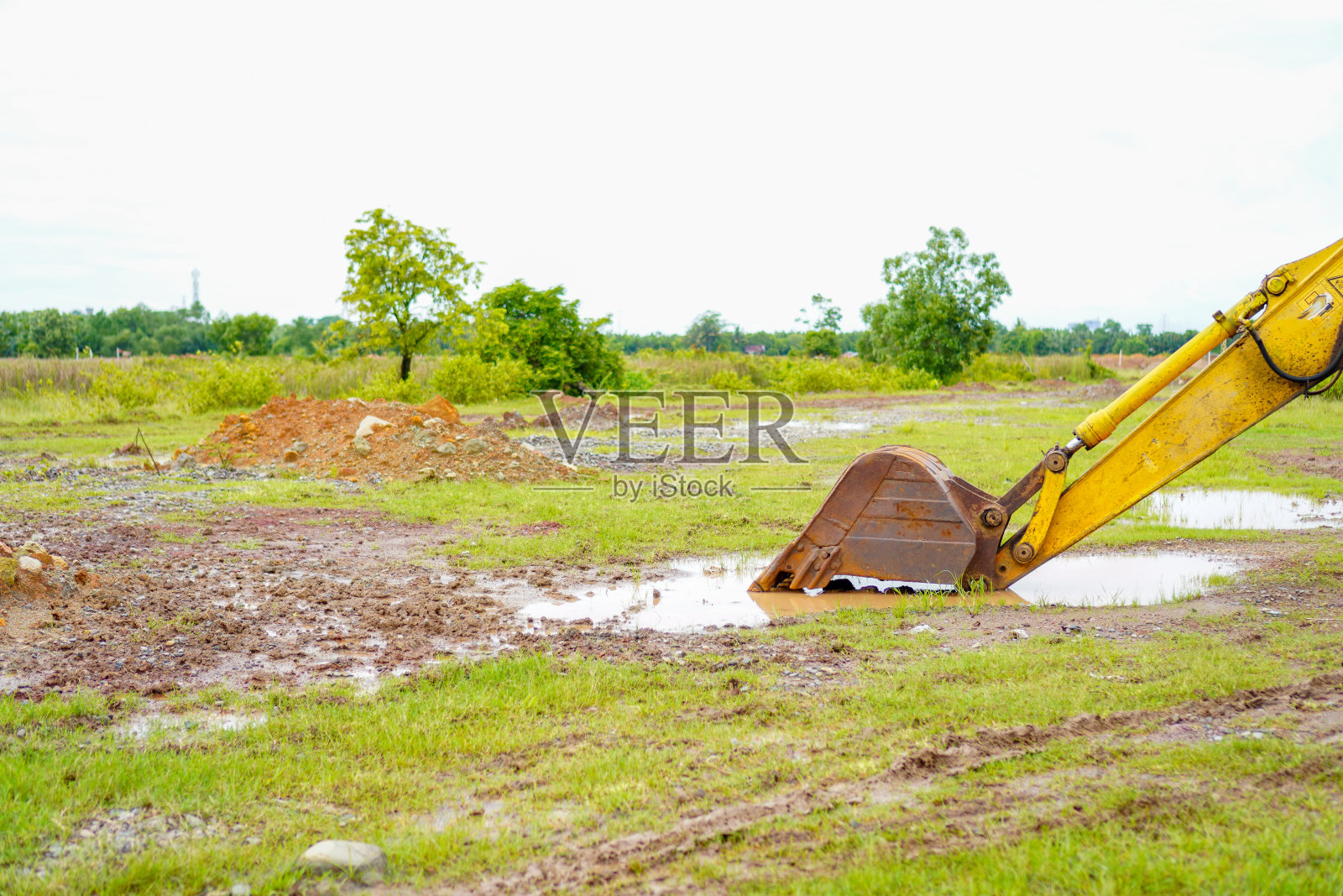 斗式挖掘机在泥泞的田地里复制空间照片摄影图片