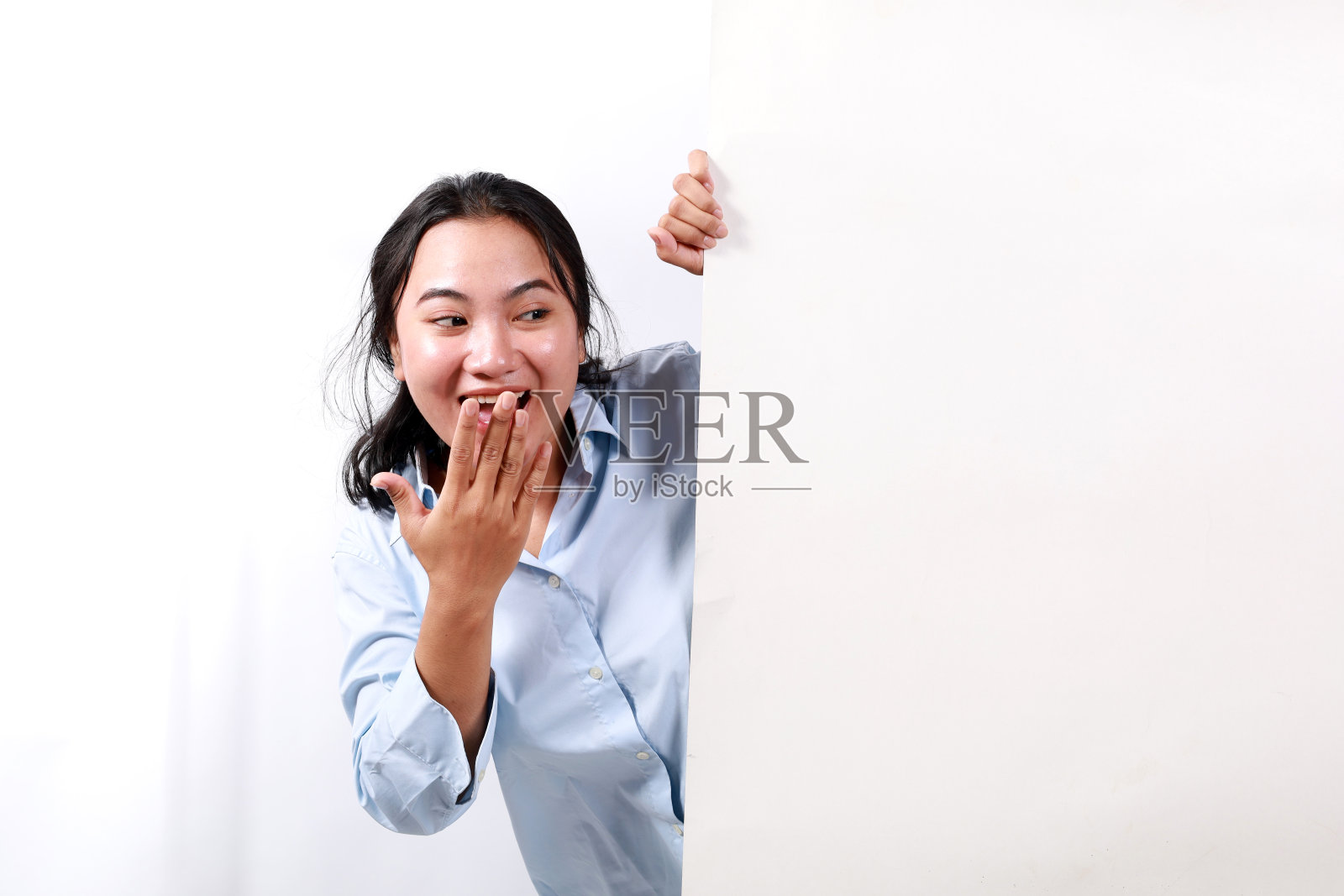 年轻漂亮迷人可爱漂亮高兴兴奋开朗开朗积极的妇女示范复制空间板和孤立在白色背景照片摄影图片