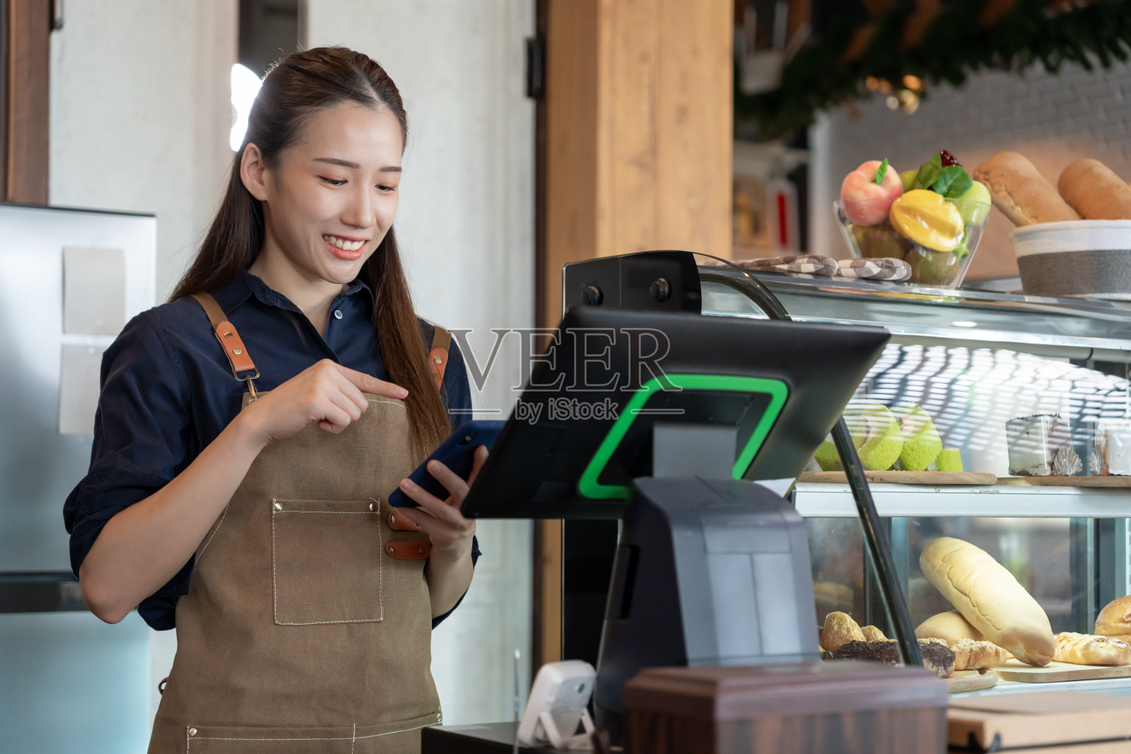 亚洲女老板高兴地微笑着接到客户的订单。保证安全，清洁，开咖啡店。向新常态开放。小型企业，欢迎，餐厅，自制，咖啡馆照片摄影图片