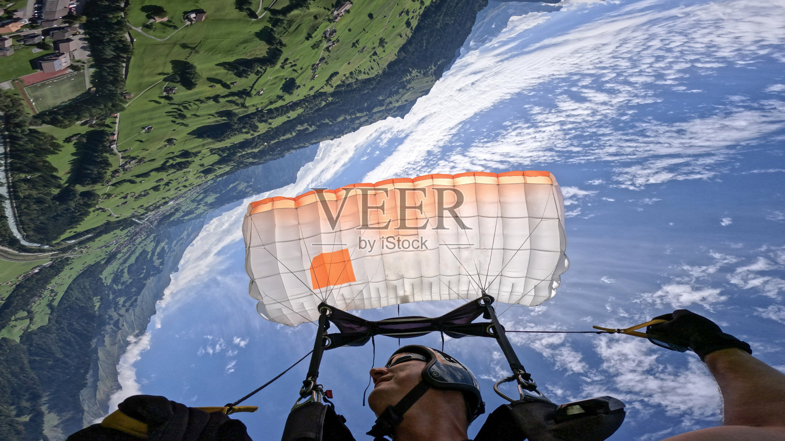 翼装飞行员翱翔于瑞士山地照片摄影图片