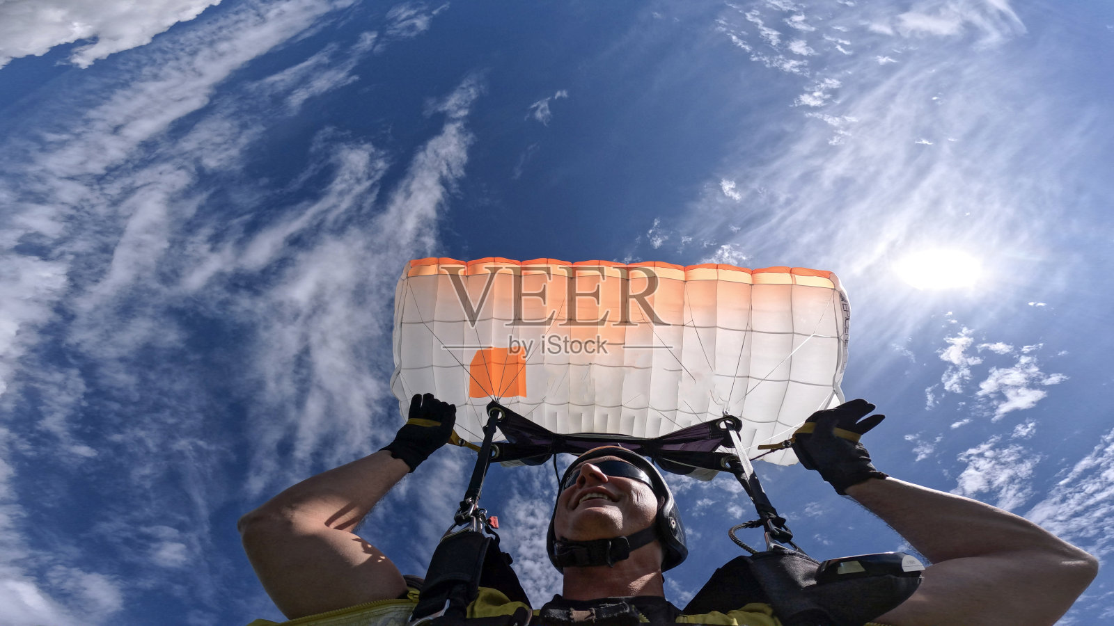 翼装飞行员翱翔于瑞士山地照片摄影图片