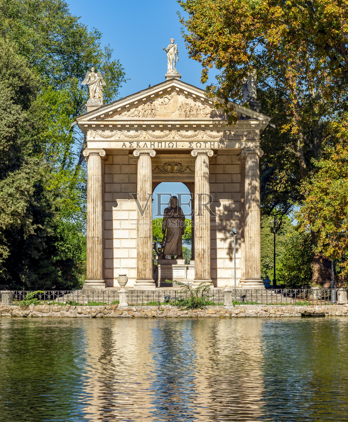 意大利罗马博尔盖塞别墅花园中的埃斯库拉皮乌斯神庙照片摄影图片