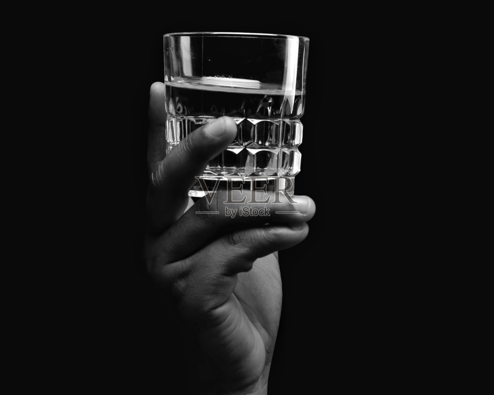 手上的杯子照片摄影图片