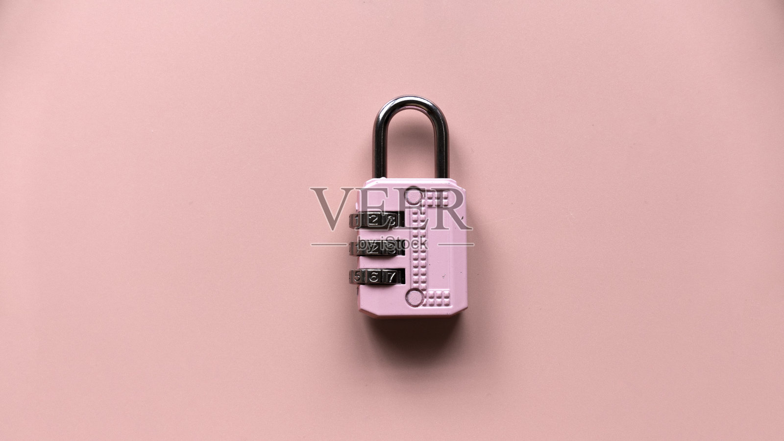 安全保护理念。粉红色的挂锁孤立在一个粉红色的背景照片摄影图片