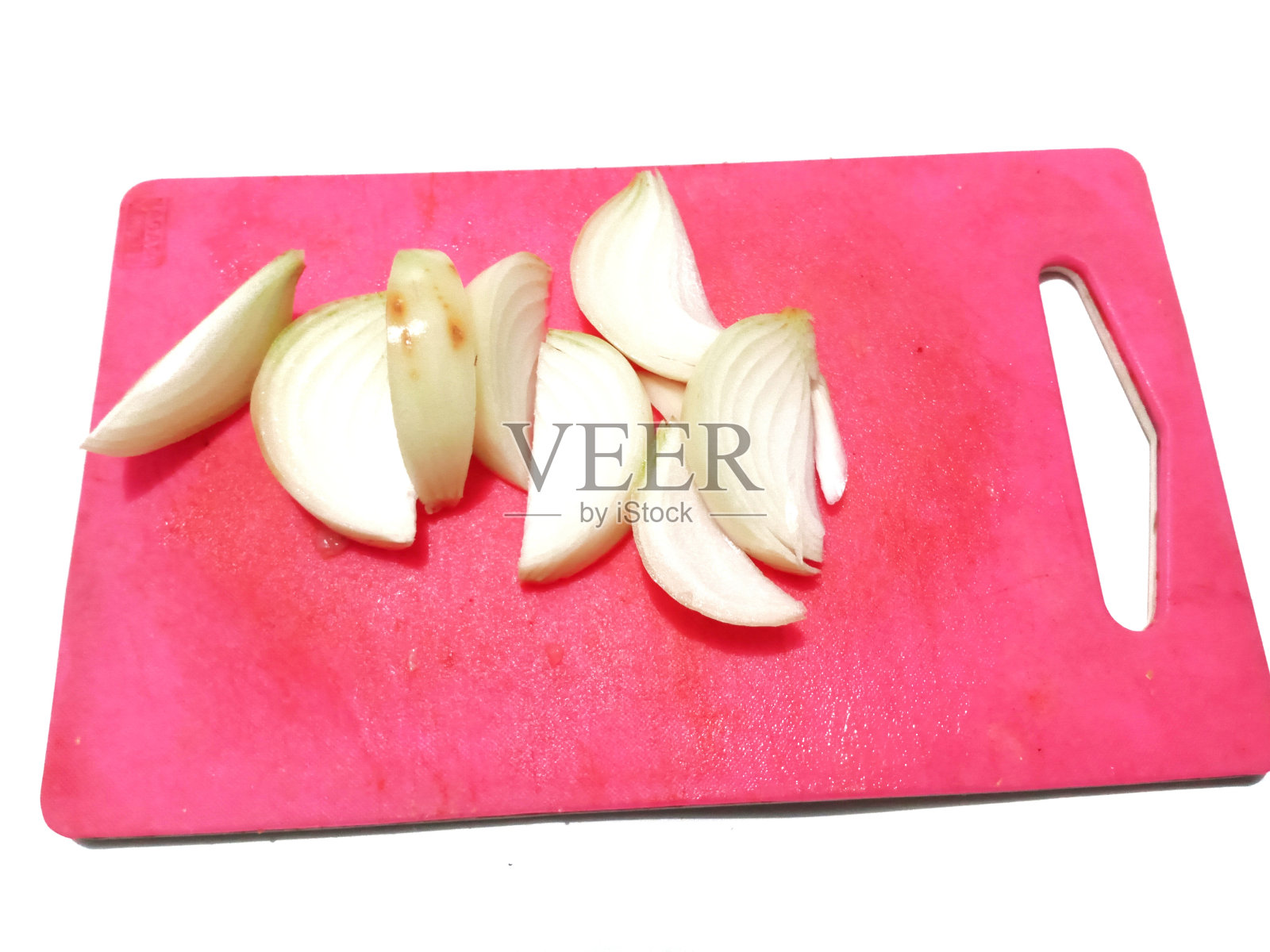 切成薄片的洋葱放在砧板上照片摄影图片